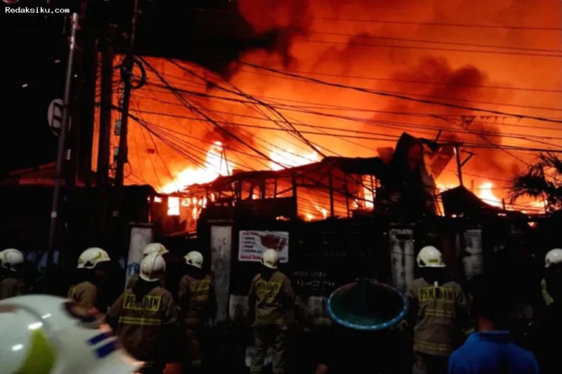 Petugas pemadam kebakaran berupaya memadamkan api besar di kawasan padat dekat Stasiun Kebayoran Lama, Jakarta Selatan.