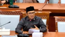 DPR RI mendesak Kemenag membentuk tim independen untuk mengevaluasi polemik pemilihan rektor di UINSA Surabaya.