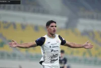 Persija Lepas Van Basty — Pemain Persija Jakarta Van Basty Souza dan Raditya Yugie Rahardjo.