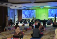 Peserta mengikuti sesi Cinematic Yoga Experience yang diadakan oleh Nusatu by Artotel Semarang dan FIT HUB.