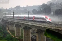 Penumpang Asing Whoosh — Kereta Cepat Whoosh di jalur lintasan dengan dominasi penumpang asal Malaysia.