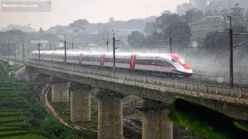 Penumpang Asing Whoosh — Kereta Cepat Whoosh di jalur lintasan dengan dominasi penumpang asal Malaysia.