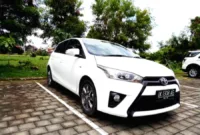 Harga Toyota Yaris — Tampilan eksterior mobil bekas Toyota Yaris G 2015 warna merah di area perkotaan