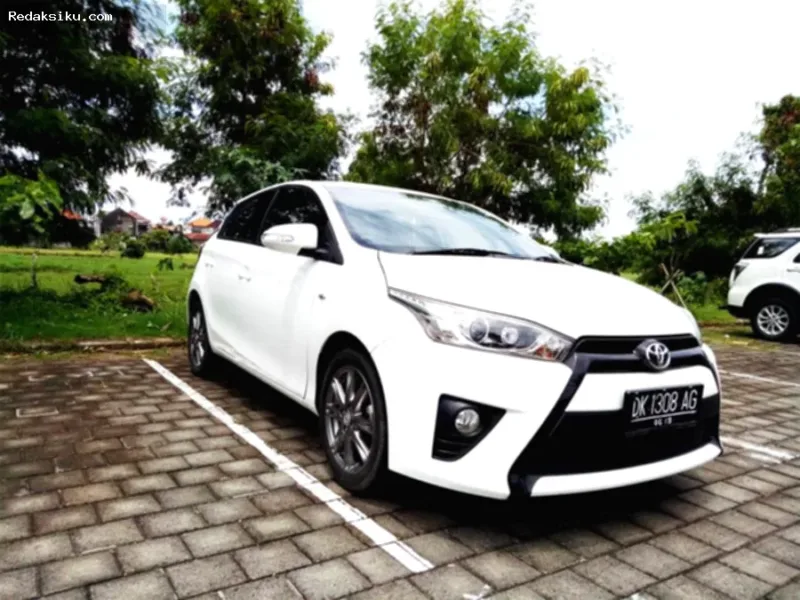 Harga Toyota Yaris — Tampilan eksterior mobil bekas Toyota Yaris G 2015 warna merah di area perkotaan