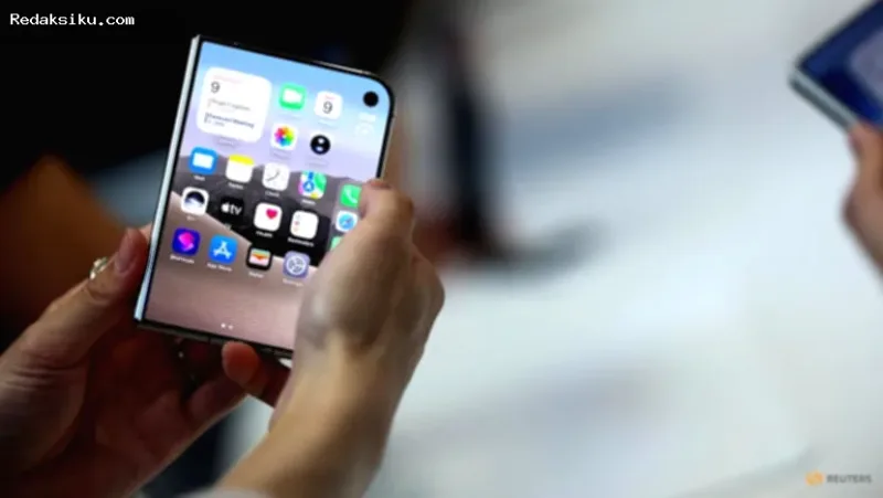 Ponsel lipat iPhone Duo yang menampilkan layar fleksibel hasil pasokan Samsung Display.