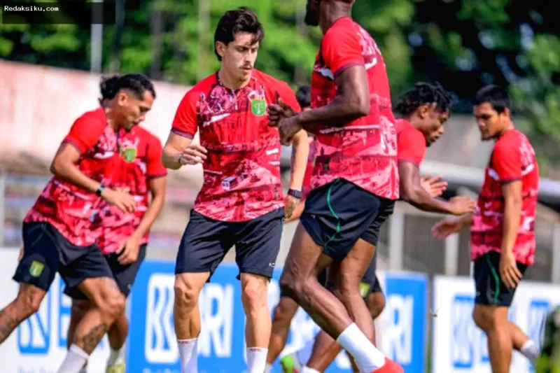 Persebaya Siap Hadapi — Skuad Persebaya Surabaya bersiap menghadapi Bhayangkara Presisi Lampung FC di laga pembuka BRI Super League 2026/27.