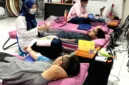 Alfamart mengerahkan karyawan untuk donor darah serentak di 28 lokasi demi memperingati HUT ke-81 PMI.