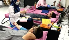 Alfamart mengerahkan karyawan untuk donor darah serentak di 28 lokasi demi memperingati HUT ke-81 PMI.