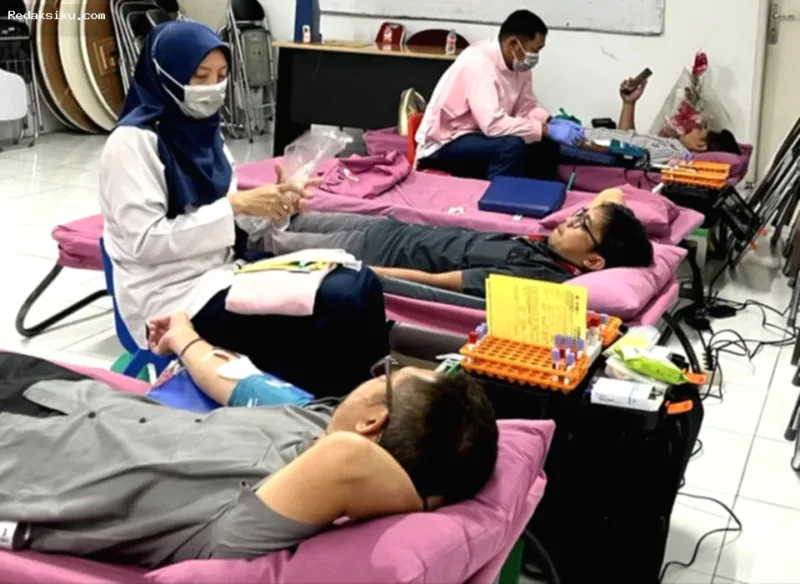 Karyawan Alfamart mengikuti aksi donor darah HUT ke-81 PMI di 28 lokasi berbeda.