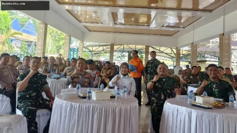Personel TNI dan pemerintah daerah melakukan sosialisasi pencegahan kebakaran hutan dan lahan di Lahat.