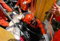 Pria Tuban Ditemukan — Garis polisi dipasang di dekat lokasi penemuan mayat pria dalam sumur di Tuban.