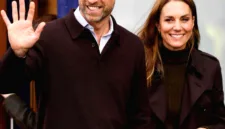 Kate Middleton dan Pangeran William terlihat dalam kunjungan publik mereka ke sebuah pub di Skotlandia.