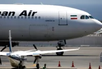 Mahan Air Iran — Pesawat Mahan Air di landasan pacu terkait penghentian rute Turki dan Oman akibat sanksi AS.