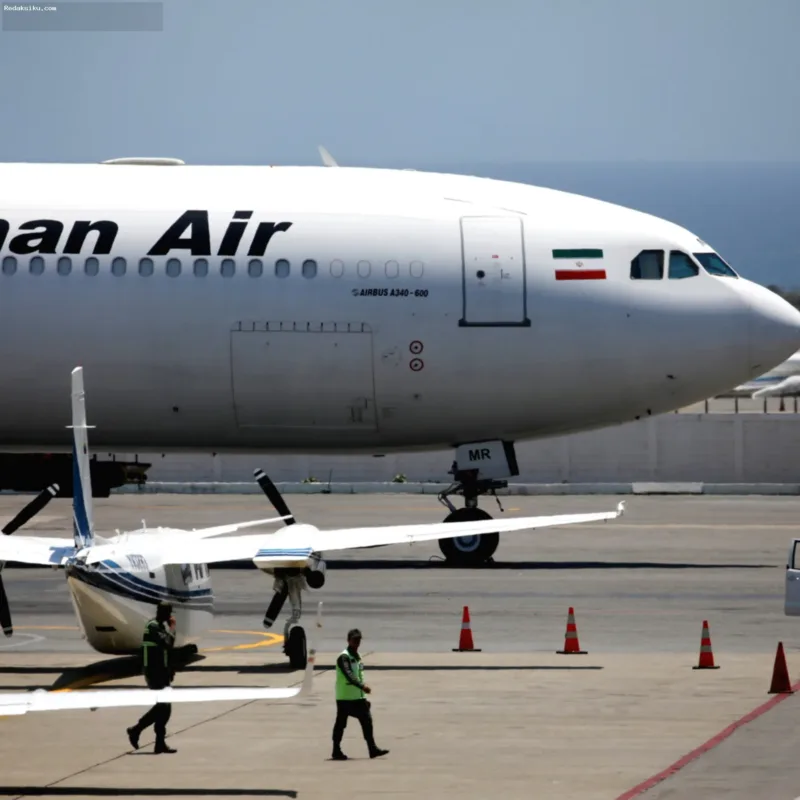 Mahan Air Iran — Pesawat Mahan Air di landasan pacu terkait penghentian rute Turki dan Oman akibat sanksi AS.