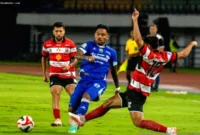 Alasan Persib Pinjamkan — Saddil Ramdani saat mengenakan jersey Persib Bandung di lapangan hijau
