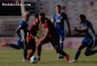 Jadwal Siaran Langsung — Pemain Persija Jakarta dan Persib Bandung berhadapan di lapangan hijau dalam laga Super League 2026.