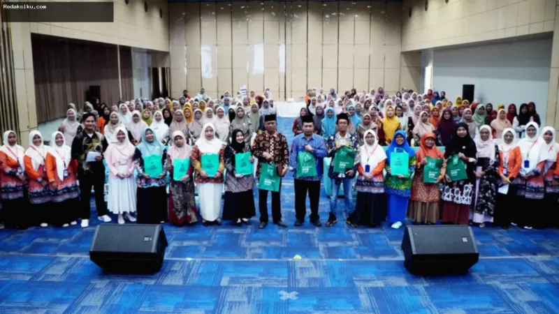 Suasana kegiatan Pelatihan Guru Inovatif dan Parenting yang dihadiri ratusan peserta di Aula BMT NU Ngasem, Bojonegoro.