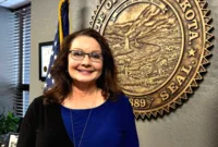 Monae Johnson, Sekretaris Negara Bagian South Dakota, memberikan pernyataan politik terkait dukungan pemilu.