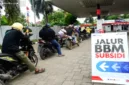 Menteri ESDM Bahlil Lahadalia merumuskan regulasi baru untuk memperketat distribusi BBM subsidi dan mengatasi antrean di SPBU.