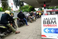 Menteri ESDM Bahlil Lahadalia membahas aturan baru BBM subsidi untuk atasi antrean SPBU