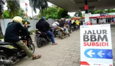 Menteri ESDM Bahlil Lahadalia merumuskan regulasi baru untuk memperketat distribusi BBM subsidi dan mengatasi antrean di SPBU.