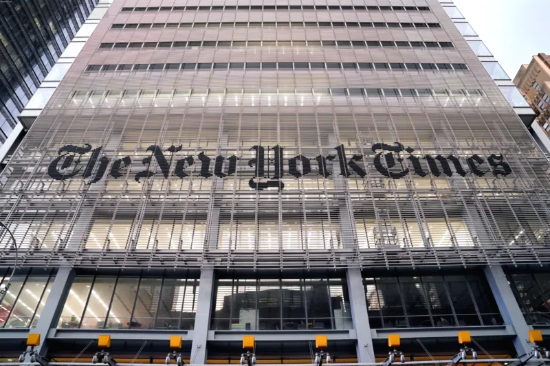 standar jurnalisme — Logo The New York Times di dinding luar gedung kantor pusatnya.