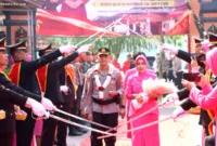 Kapolres Barito Utara — AKBP Irnanda Oktora disambut dengan tradisi pedang pora saat tiba di Mapolres Barito Utara.