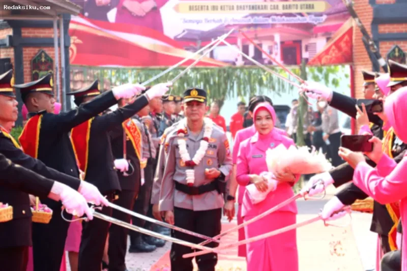 Kapolres Barito Utara — AKBP Irnanda Oktora disambut dengan tradisi pedang pora saat tiba di Mapolres Barito Utara.
