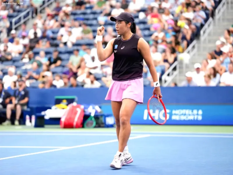 Petenis putri Indonesia Janice Tjen bersiap menghadapi Sloane Stephens di Guadalajara Open 2026