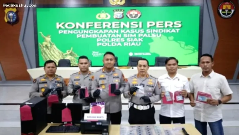 Petugas kepolisian menunjukkan barang bukti kasus sindikat pembuatan SIM palsu.