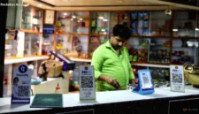 Sistem pembayaran QR melalui UPI kini menjadi kebiasaan harian di India meski menghadapi kekhawatiran aturan baru.