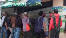 Puluhan pelaku wisata melakukan aksi penyegelan di kantor Balai Besar TNBTS Pasuruan untuk menuntut pembukaan kembali akses wisata Gunung Bromo.