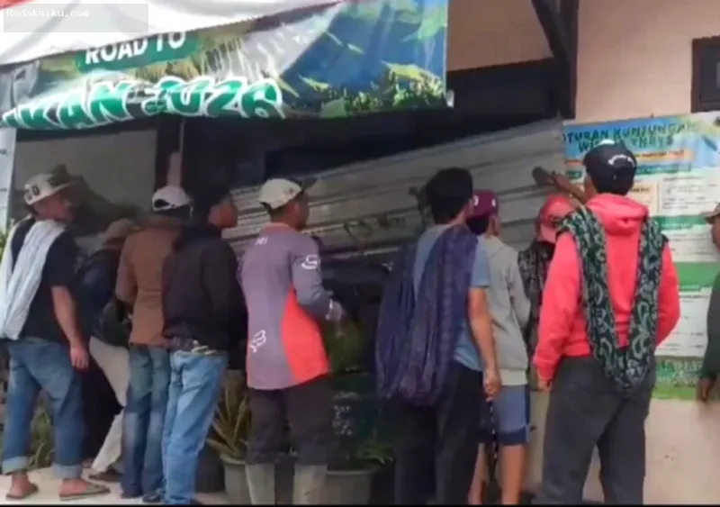 Aksi demonstrasi pelaku wisata menyegel kantor Balai Besar TNBTS di Pasuruan menuntut pembukaan akses wisata Gunung Bromo