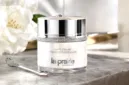 La Prairie White Caviar Crème Extraordinaire hadir sebagai solusi perawatan kulit mewah untuk mengatasi hiperpigmentasi.