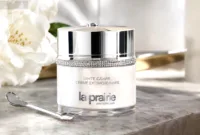 Kemasan produk mewah La Prairie White Caviar Creme Extraordinaire di atas permukaan putih.