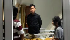 Wakil Presiden Gibran Rakabuming memberikan teguran keras kepada karyawan SPPG yang membuat video ejekan terhadap korban keracunan Makan Bergizi Gratis di Karo.