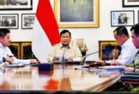 Presiden Prabowo Subianto memimpin rapat terbatas penguatan sistem mitigasi bencana nasional melalui konferensi video di Istana Merdeka