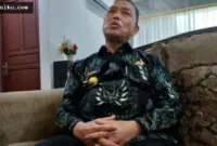 Gubernur Kalbar Ria Norsan — Gubernur Kalimantan Barat Ria Norsan saat merespons tuntutan mahasiswa terkait penanganan karhutla di kantor gubernur.