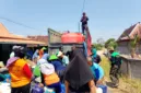 Anggota Ansor dan Banser menyalurkan bantuan air bersih kepada warga di Blora yang mengalami kekeringan.