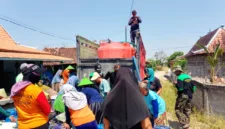 Anggota Ansor dan Banser menyalurkan bantuan air bersih kepada warga di Blora yang mengalami kekeringan.