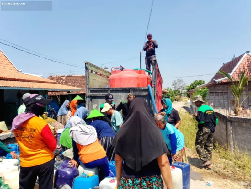 Anggota Ansor dan Banser menyalurkan bantuan air bersih kepada warga di Blora yang terdampak kekeringan.