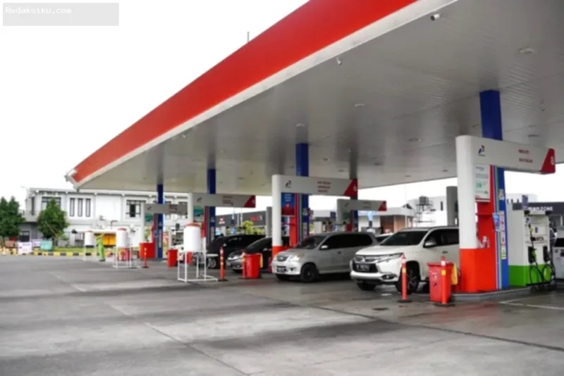 Sepeda motor mengisi bahan bakar di SPBU Pertamina menyusul penyesuaian harga BBM terbaru September 2026.