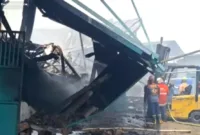 Pabrik Sepatu Mojokerto — Asap mengepul dari sisa kebakaran pabrik sepatu PT Esa Kalen Jaya di Mojokerto yang terbakar selama 24 jam.