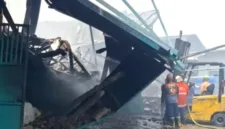 Pabrik sepatu PT Esa Kalen Jaya di Mojokerto ludes terbakar setelah dilalap api selama lebih dari 24 jam.