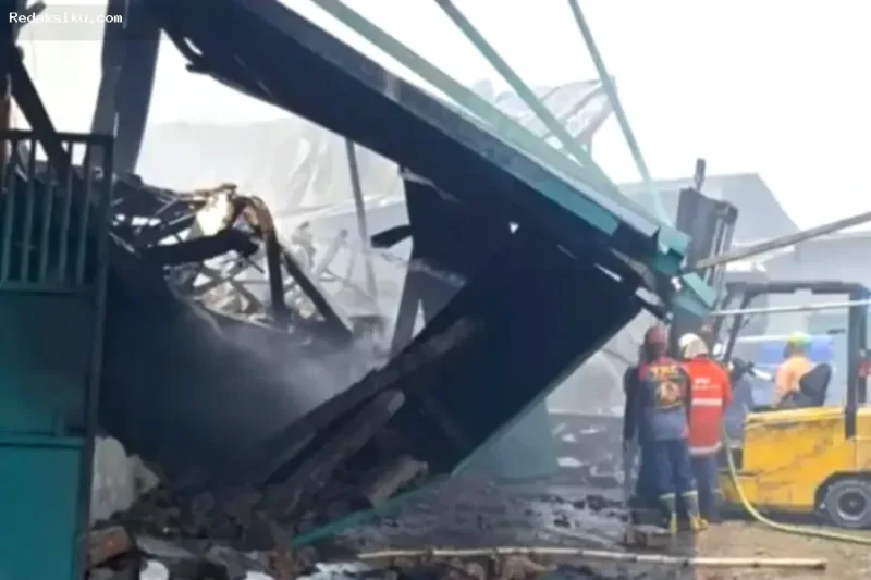 Pabrik Sepatu Mojokerto — Asap mengepul dari sisa kebakaran pabrik sepatu PT Esa Kalen Jaya di Mojokerto yang terbakar selama 24 jam.