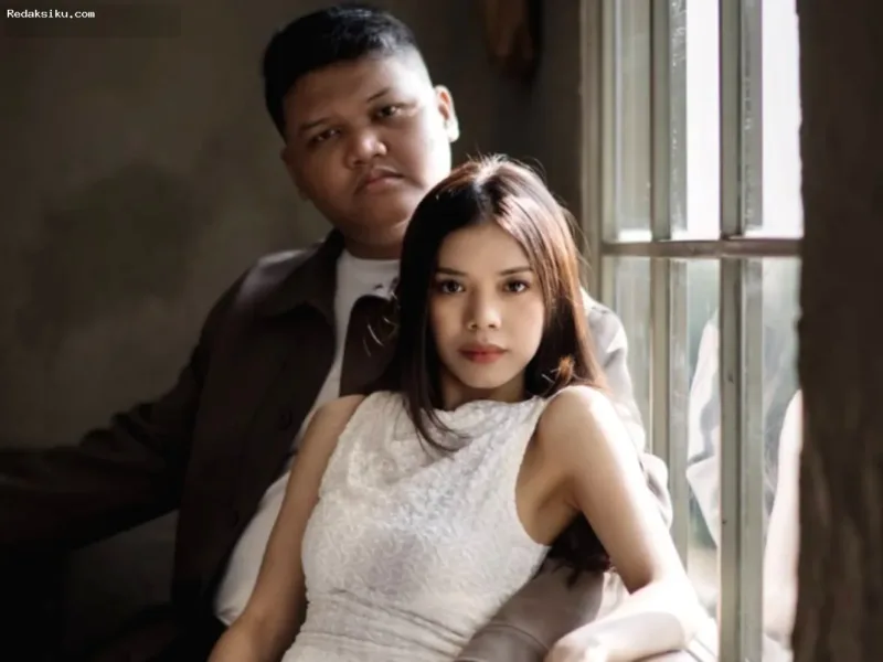 Renna Adik Olga Syahputra — Renna Oktapia adik bungsu almarhum Olga Syahputra mengenakan busana pengantin adat di hari pernikahannya.