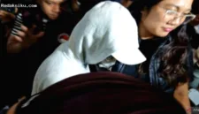 Selebgram Julia Prastini ditangkap pihak kepolisian di sebuah apartemen kawasan Jakarta Selatan terkait kasus penyalahgunaan narkoba.