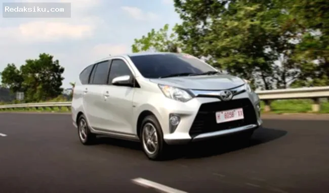 Harga Bekas Toyota Calya — Tampilan eksterior mobil bekas Toyota Calya G tahun 2020-2021 berwarna silver