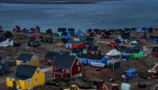 Pemerintahan Trump menghentikan rencana pembelian Greenland dan menunda proyek pusat data di Texas.