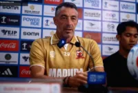 Jelang Madura United — Pelatih Madura United Jose Gomes saat memimpin sesi latihan tim jelang laga melawan Persijap Jepara.